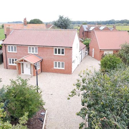 Spacious 6-Bed Home, Near The Norfolk Broads Clippesby Esterno foto